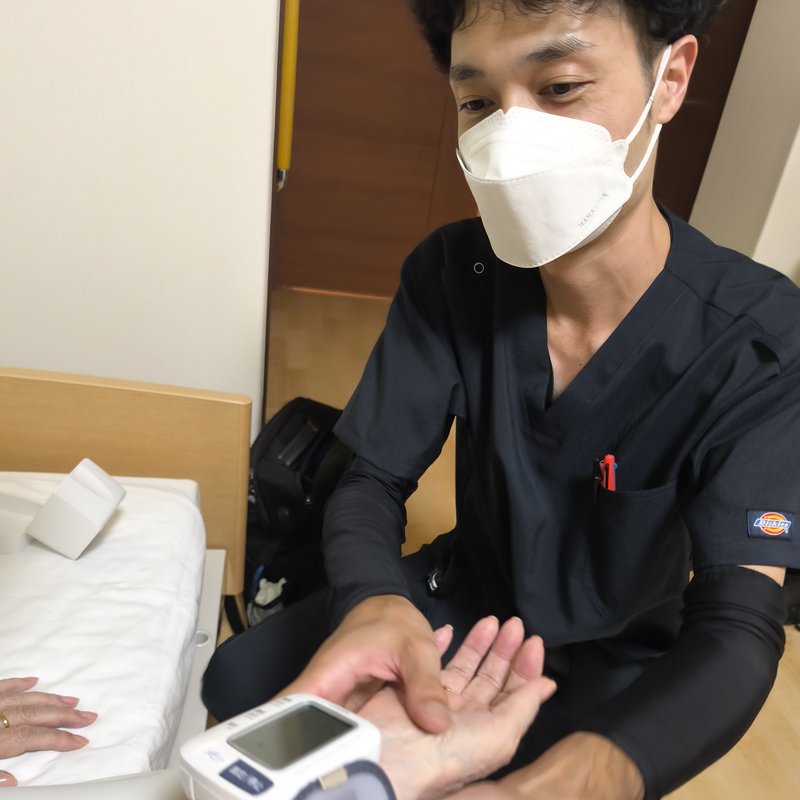 施設で血圧を測るスタッフ