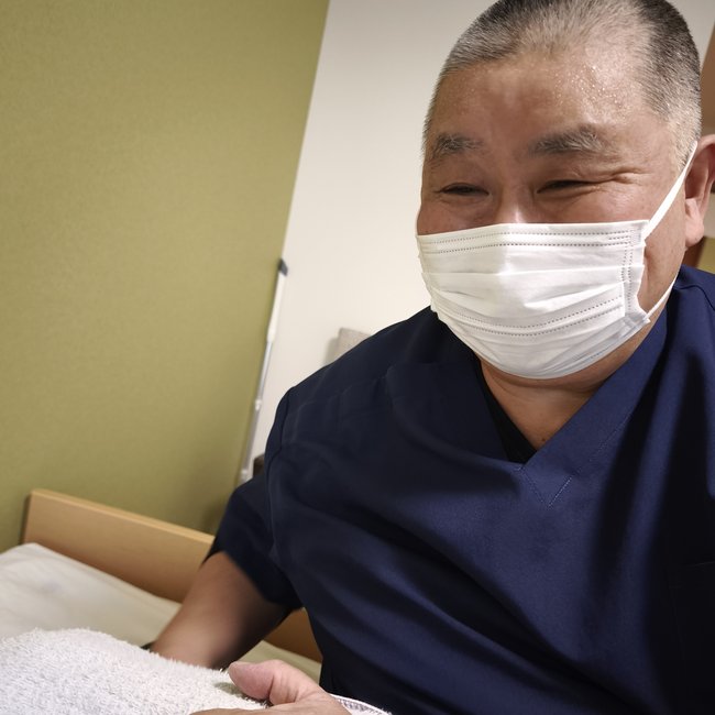 笑顔で施術するスタッフ